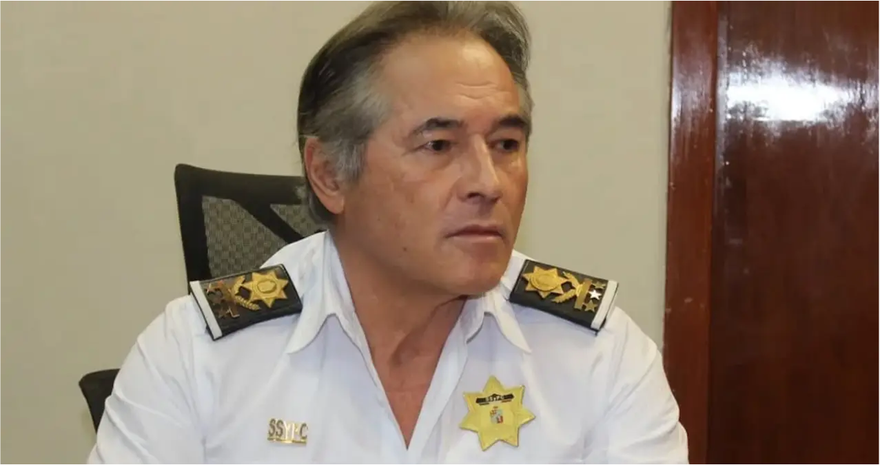 Durante una conferencia de prensa, Bautista Ovando detalló que el acusado enfrenta cargos por homicidio calificado, delincuencia organizada, secuestro, extorsión y tráfico de armas, entre otros.