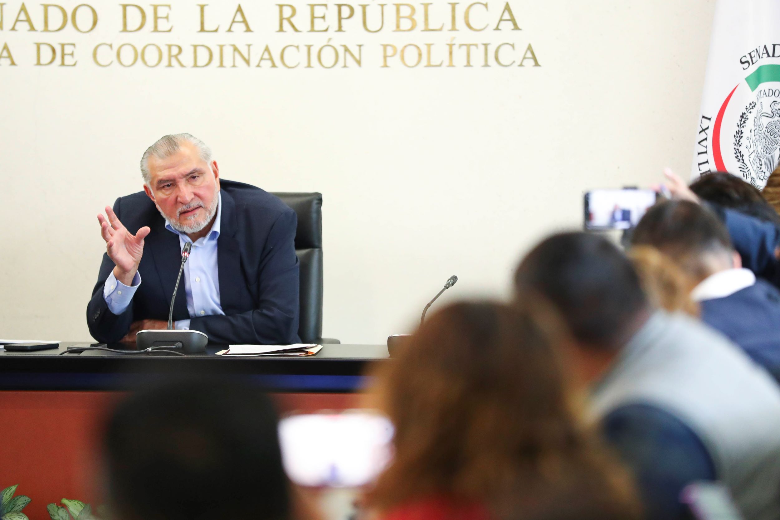 En conferencia de prensa, calificó como falsas las versiones difundidas en un programa de televisión que lo vinculan con operaciones ilícitas, y aseguró que se trata de una campaña para desacreditar a la Cuarta Transformación.