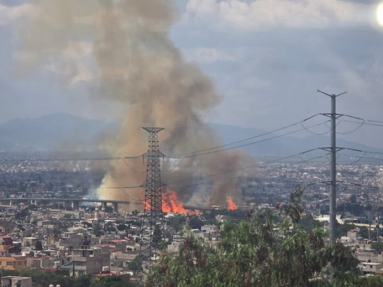 Una fuerte explosión sacudió la zona oriente de la capital, cuando una pipa de gas LP estalló bajo el Puente de la Concordia
