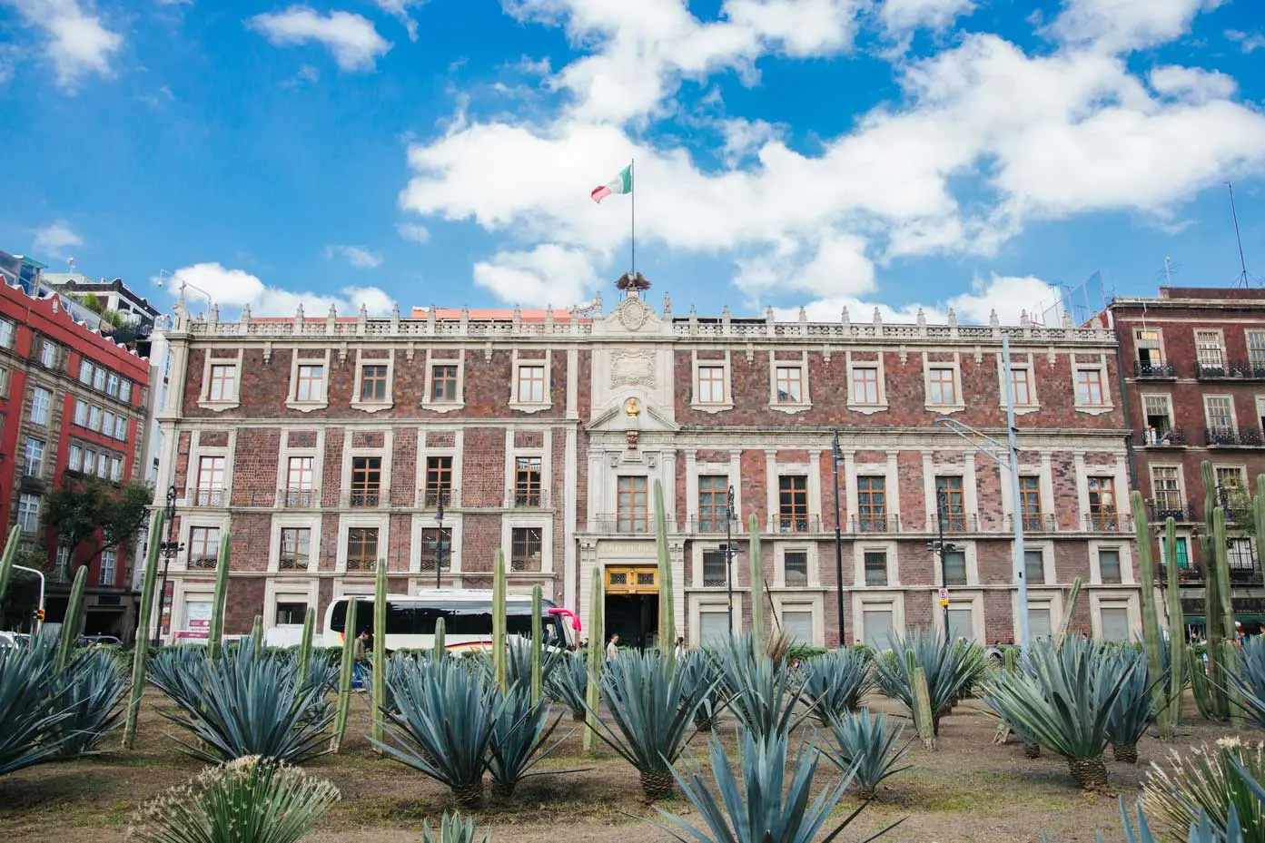 La decisión fue tomada en el Congreso Nacional del sindicato, que representa a mil 900 trabajadores, y se traduce en la colocación de banderas rojinegras en todas las sucursales del país.