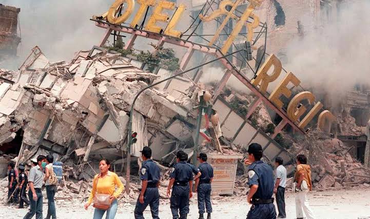 Según cifras oficiales, más de 6 mil personas perdieron la vida, aunque estimaciones independientes elevan el número de víctimas a más de 40 mil .