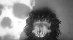 El término incel proviene del inglés involuntary celibate (“célibe involuntario”) y describe a personas que sienten frustración por su incapacidad de conseguir relaciones románticas o sexuales.