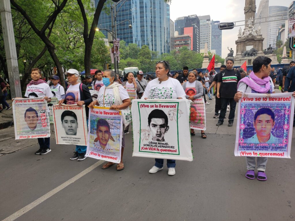 La movilización, convocada por familiares de los jóvenes, organizaciones sociales y colectivos estudiantiles, busca exigir justicia y verdad ante un caso que sigue sin resolverse plenamente.