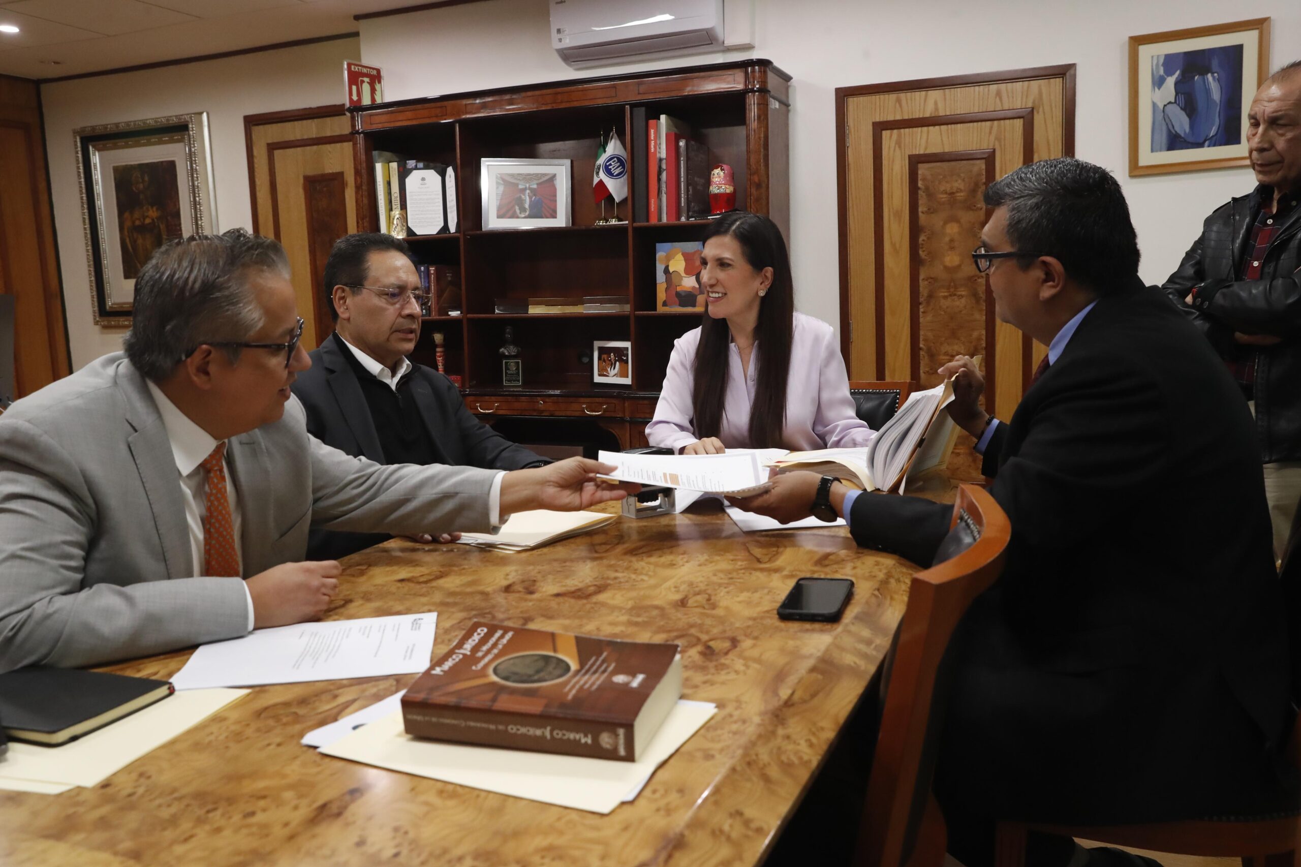 Durante un encuentro con medios de comunicación, López Rabadán aprovechó para subrayar que el mensaje de la Presidenta de la República en torno a la lucha contra la corrupción debe traducirse en acciones concretas.