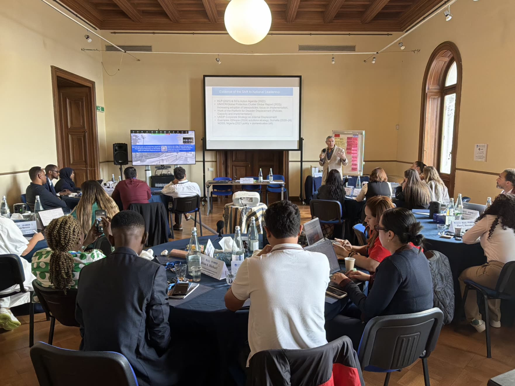 El encuentro reunió a autoridades locales de nueve países, entre ellos Colombia, Etiopía, Honduras, Nigeria, Pakistán, Filipinas, Somalia y Ucrania, con el objetivo de intercambiar experiencias y fortalecer la cooperación internacional en la atención a personas desplazadas.