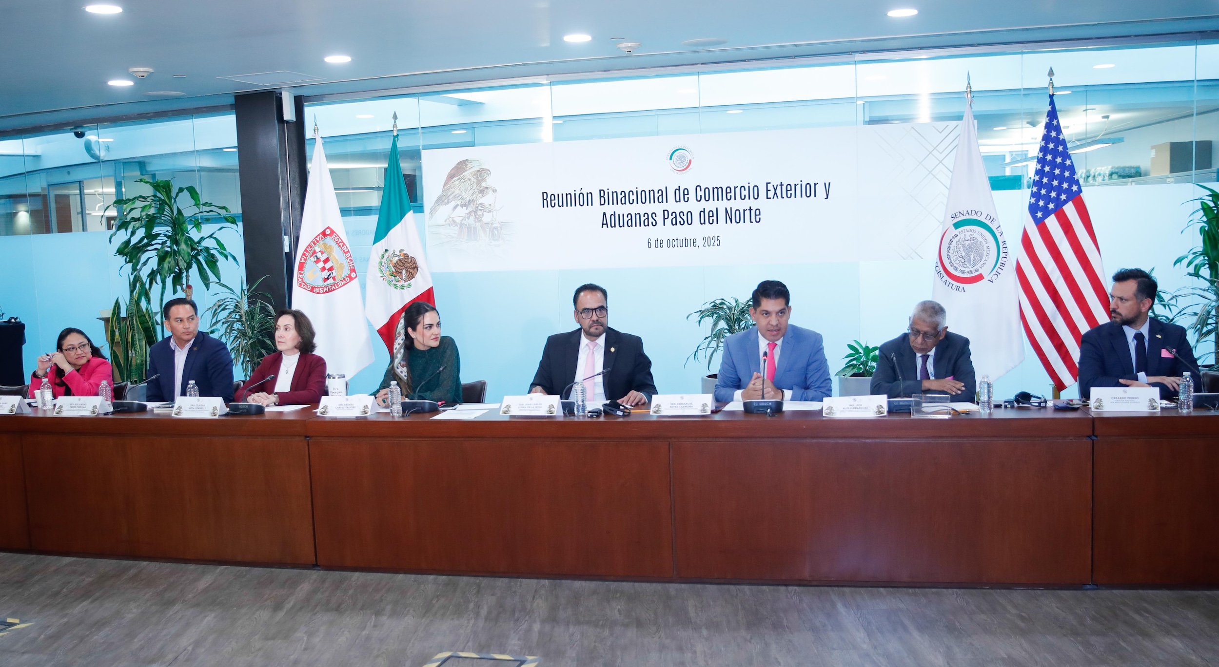 En el Senado de la República se llevó a cabo la Reunión Binacional de Comercio Exterior Paso del Norte, donde legisladores, representantes del sector aduanal y autoridades de los tres órdenes de gobierno debatieron sobre los retos y oportunidades en los cruces fronterizos,