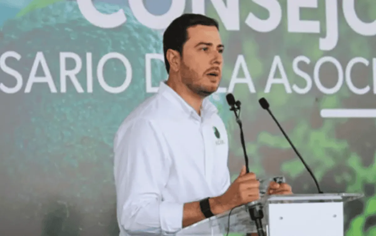 La Secretaría de Seguridad Pública de Michoacán informó que el líder limonero contaba con tres escoltas asignados y un vehículo blindado.