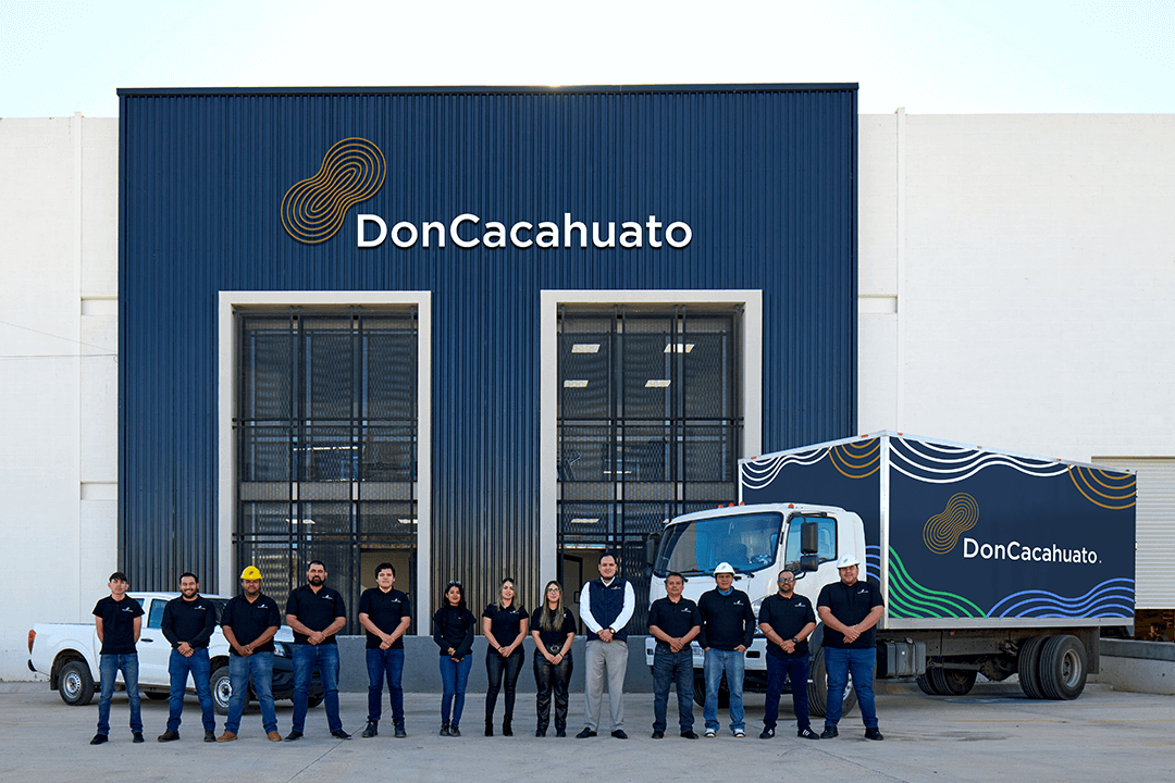 La empresa promueve prácticas éticas, inclusión social, educación ambiental y alianzas para impulsar el bienestar.