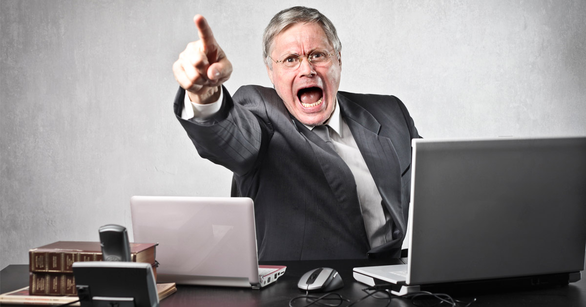 El 65% de los encuestados menciona la arrogancia y el abuso de poder como las principales características de un mal jefe.