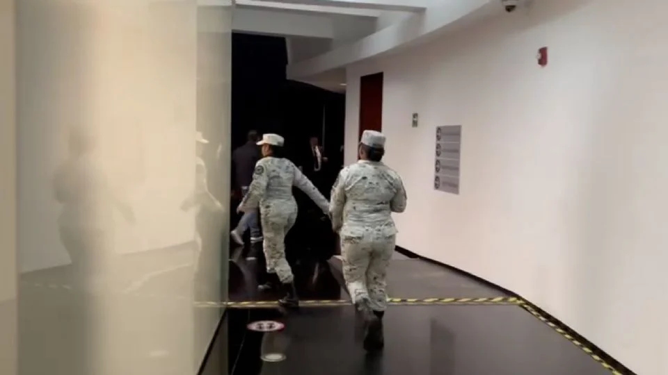 El artículo 12 de la Ley Orgánica del Congreso de la Unión establece que la fuerza pública tiene prohibido ingresar a los recintos legislativos federales, salvo que cuente con la autorización expresa de sus presidencias.