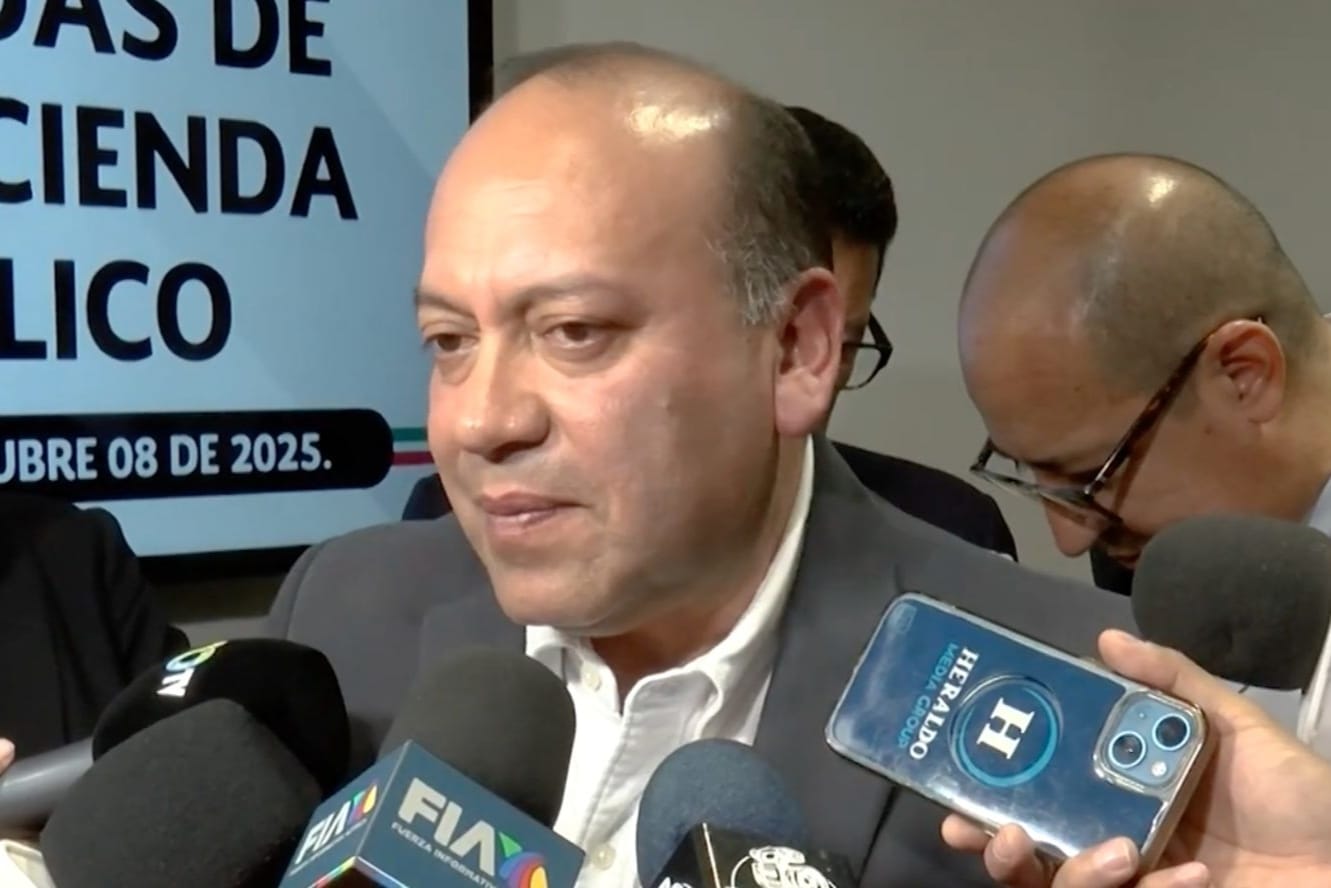 En declaraciones a medios, Moreno Rivera precisó que el dictamen es “de salida de Comisiones Unidas, donde estamos resarciendo prácticamente la propuesta inicial de la Presidenta de la República, estamos retomando que se respete la Constitución y, sobre todo, la retroactividad que se había tergiversado en un transitorio”.