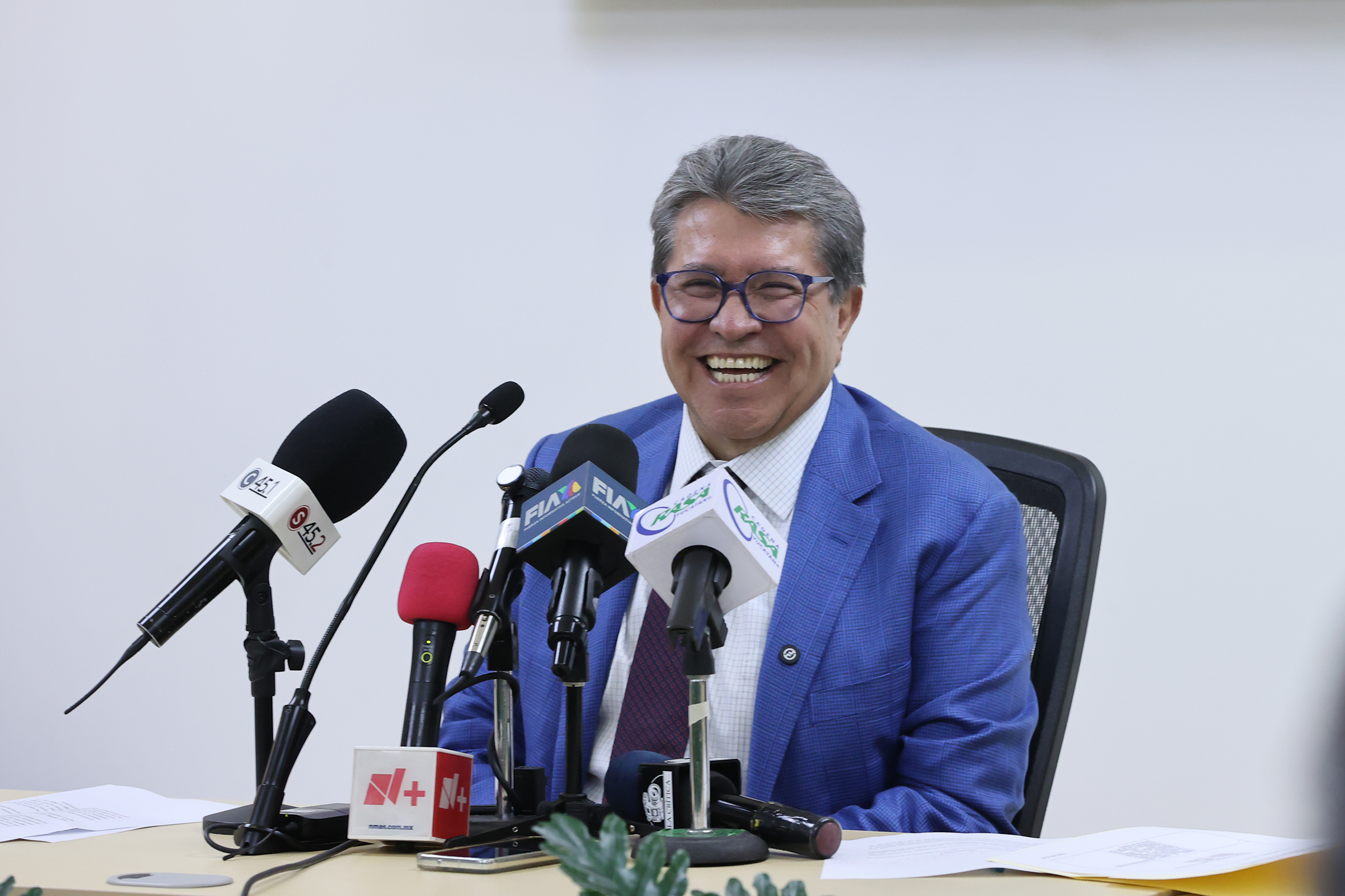 La marcha, que conmemoró el 57 aniversario de la masacre de Tlatelolco, reunió a miles de personas en un acto que, según Monreal, transcurrió mayoritariamente de forma pacífica.