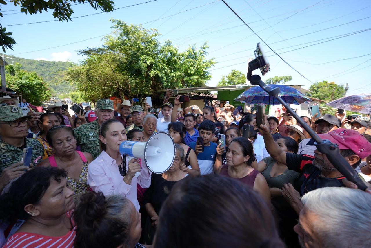 Durante el recorrido, indicó que elementos de la Defensa Nacional y de la Marina se desplegarán para apoyar en la atención de la emergencia.