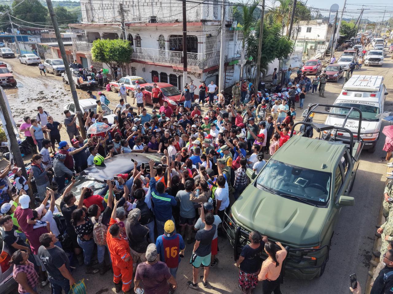 En medio de gritos y reclamos, la mandataria federal fue recibida por habitantes que exigían apoyo para localizar a familiares desaparecidos tras el temporal.