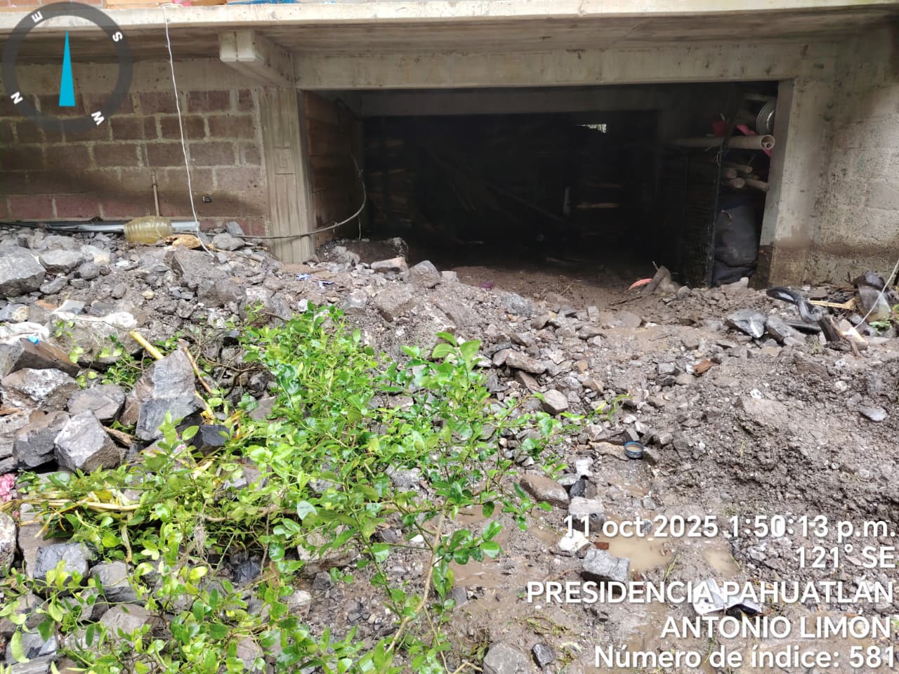 De acuerdo con reportes oficiales, dos personas han perdido la vida en esta región, mientras que varias localidades permanecen incomunicadas debido al colapso de caminos y deslaves.