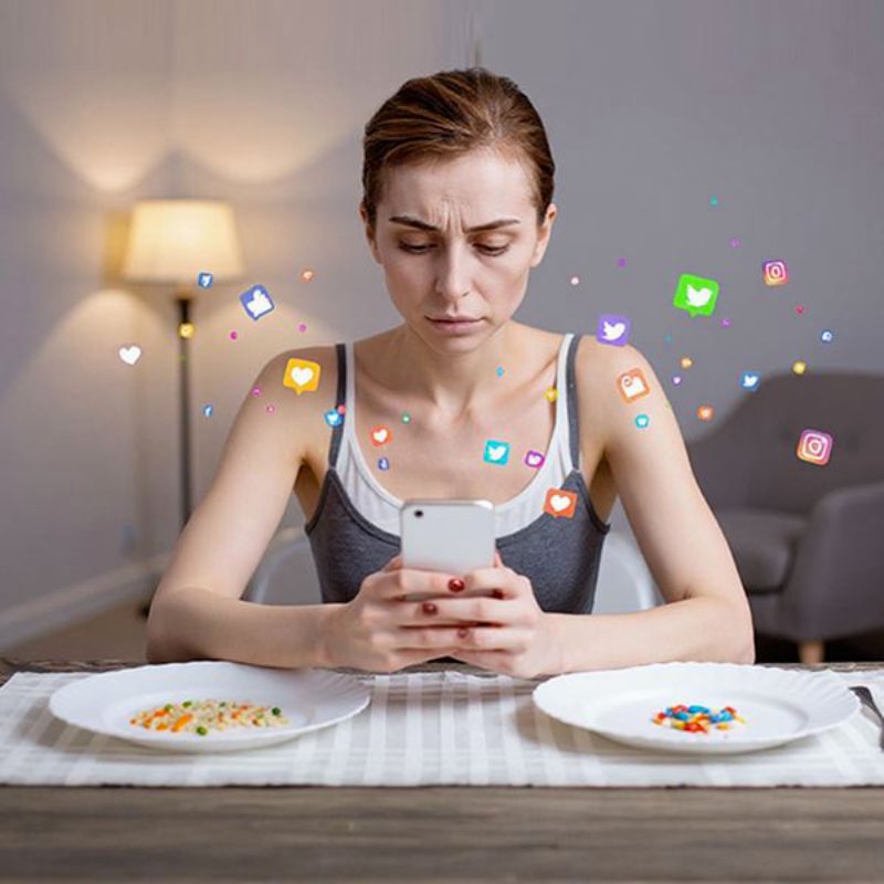 La promoción de estereotipos en torno a cánones de belleza equivocados influye negativamente en la modificación de hábitos de comida y bienestar psicológico, señala.