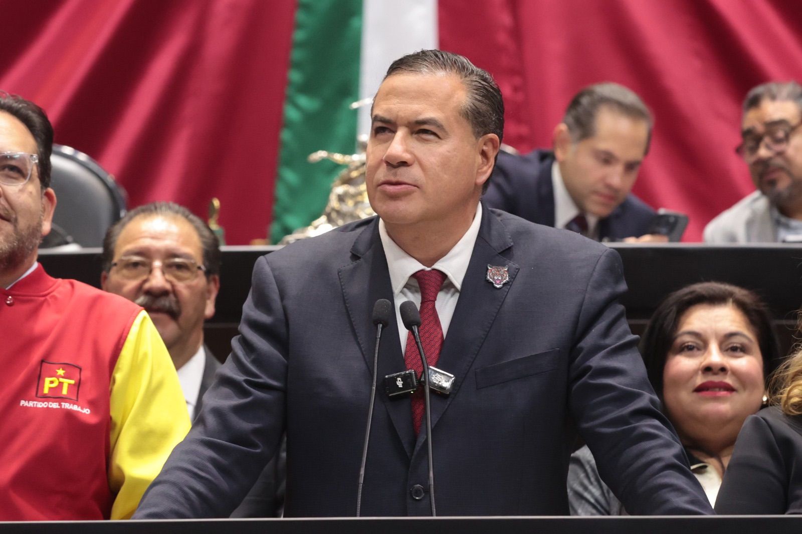 Todos los servidores públicos responderán ante la ley como cualquier ciudadano.