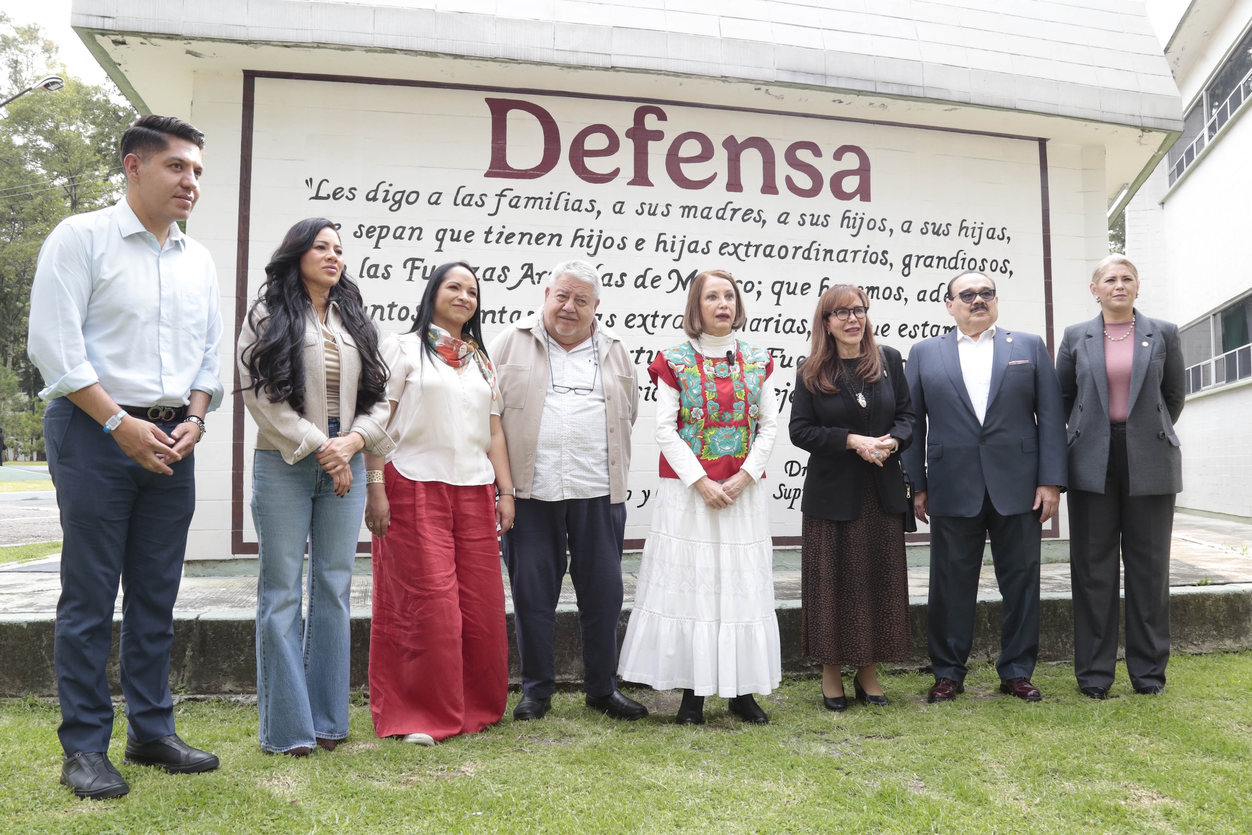El Senado de la República entregó a la Defensa Nacional 10 tráileres cargados con víveres.