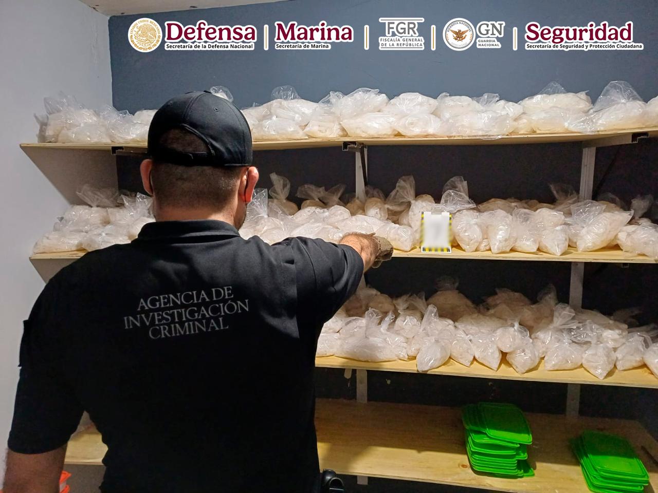 Los agentes localizaron las sustancias ilícitas, mismas que fueron puestas a disposición del Ministerio Público Federal.