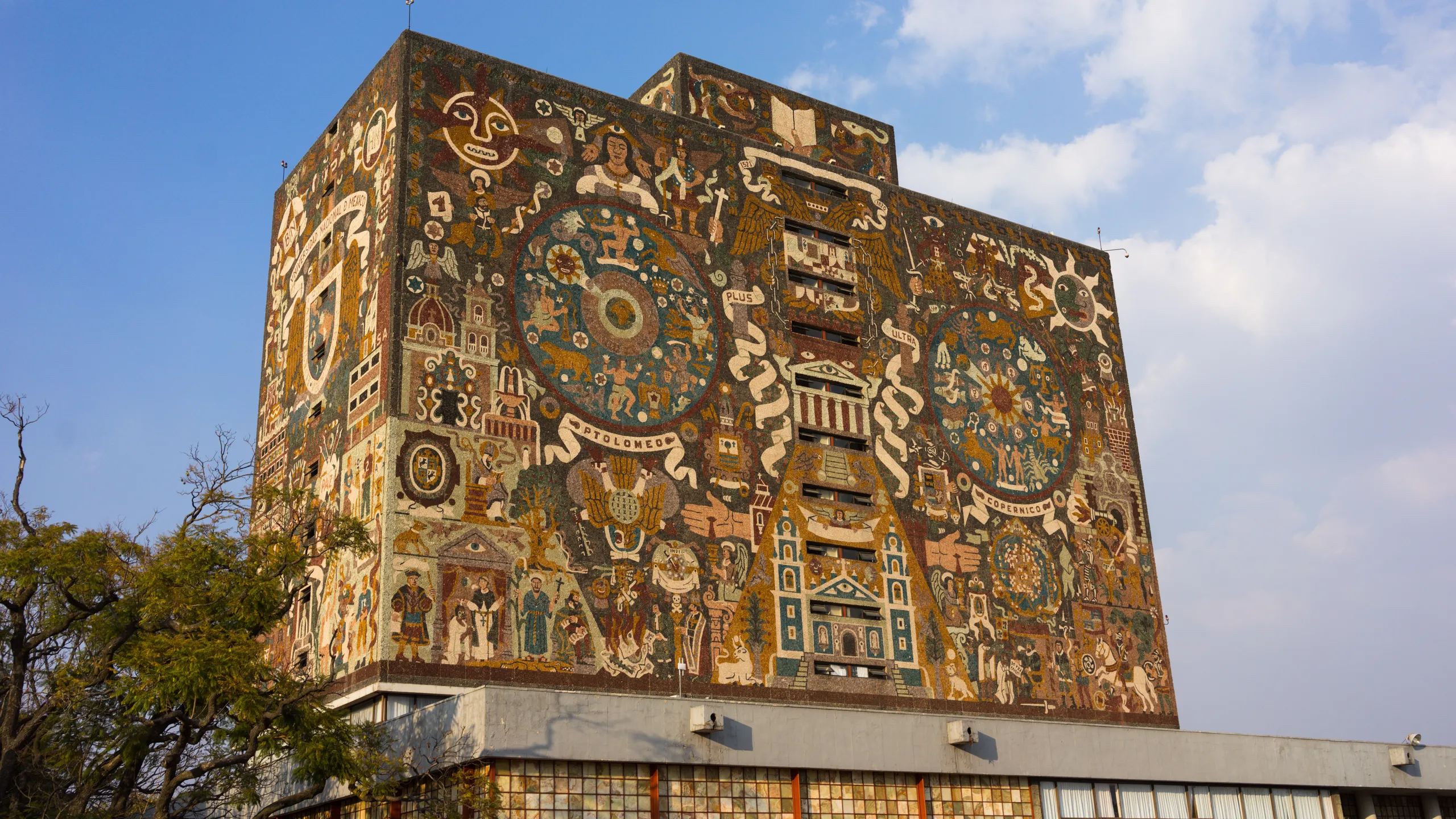 De acuerdo con el reporte, las indagatorias se originaron a partir de las denuncias interpuestas por la propia Universidad, tras detectar publicaciones y mensajes digitales que generaron alarma entre estudiantes y personal universitario.