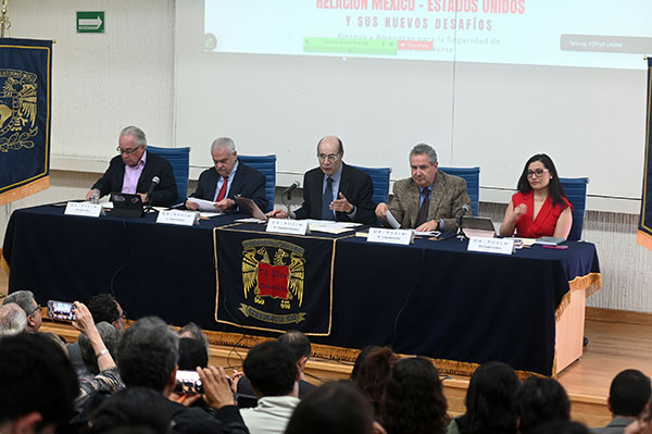 La sesión, celebrada en la sala Fernando Benítez de la FCPyS, reunió a estudiantes, profesores e investigadores en un espacio de reflexión crítica sobre los desafíos compartidos entre México y Estados Unidos, y la urgencia de construir una agenda bilateral que privilegie la cooperación frente a la confrontación.