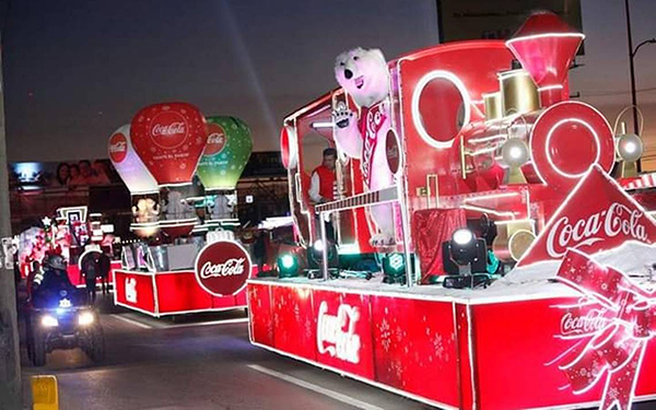 Las Caravanas de Coca-Cola, desfile navideño realizado en distintas ciudades del país, representa una de las más persuasivas estrategias publicitarias dirigida a la infancia.