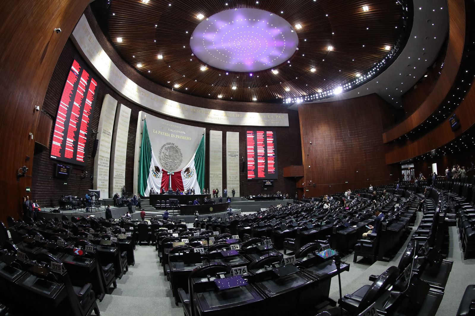 La presidenta de la Mesa Directiva de la Cámara de Diputados, Kenia López Rabadán, tomó protesta de ley a Hernando Castañeda Córdova, representante del Distrito 13 de Jalisco, como diputado federal e integrante de la LXVI Legislatura.