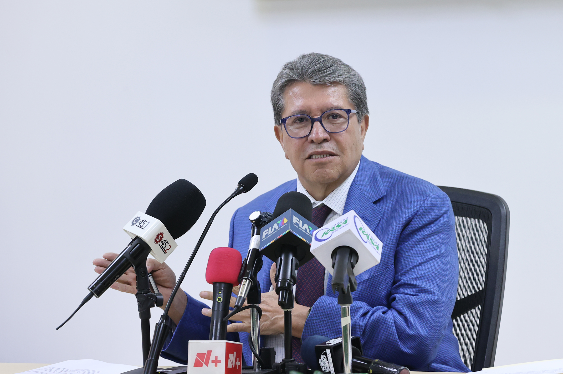 Durante una conferencia de prensa, Monreal expresó que, desde su perspectiva como constitucionalista y académico del Posgrado en Derecho de la UNAM, el transitorio que pretende aplicar la nueva ley a juicios ya iniciados contraviene el artículo 14 de la Constitución.