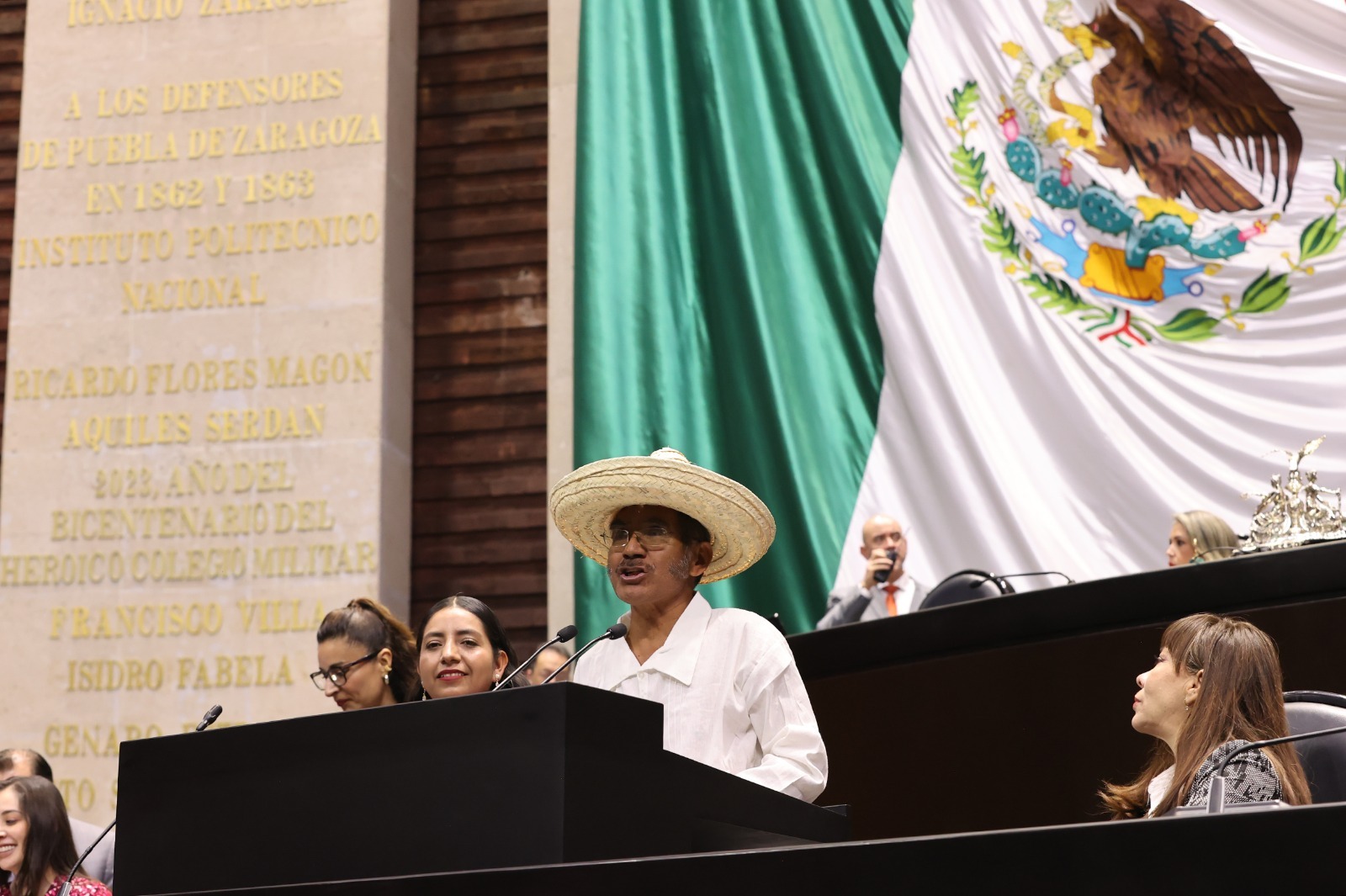 Atalo Florencio Santiago Juárez, hablante de lengua zapoteca, reconoció que México está cambiando, pues los indígenas “hoy nos sentimos tomados en cuenta; con la reforma al artículo segundo de la Constitución Política, por fin después de más de 80 años, se nos ha reconocido con el carácter de una etnia pluricultural, y nuestro derecho a la libre determinación”.