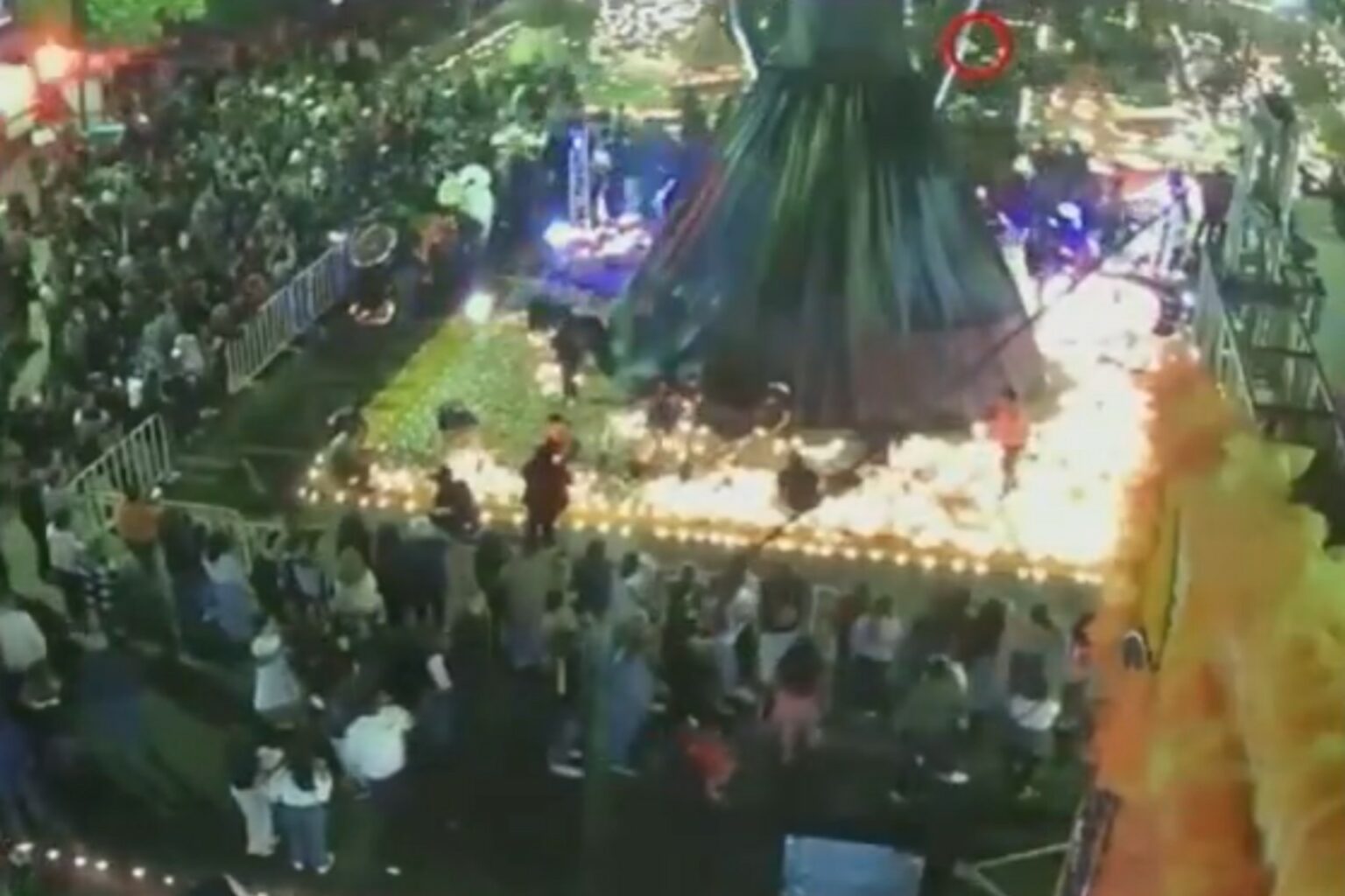 En los videos se observa al sujeto vistiendo una sudadera blanca con capucha, desplazándose entre la multitud y acercándose al altar de la Catrina, donde se encontraba el alcalde.