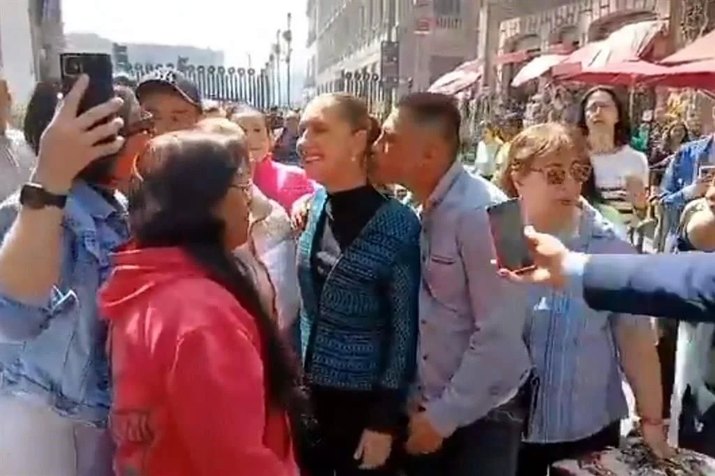 La presidenta Claudia Sheinbaum fue víctima de acoso por parte de un hombre mientras caminaba por la calle República de Argentina, en el Centro Histórico de la Ciudad de México. Durante su trayecto a pie de Palacio Nacional a las oficinas de la Secretaría de Educación Pública (SEP), un sujeto se le acercó, intentó besarla en el cuello y luego la abrazó por la espalda. El individuo colocó sus manos sobre la mandataria, quien logró retirarlas antes de que su equipo de ayudantía interviniera para impedir mayores agresiones. Aunque los miembros de ayudantía que acompañan a la presidenta no portan armas, cuentan con capacitación básica en seguridad personal. La reacción del equipo ocurrió tras el contacto físico con Sheinbaum. Pese al incidente, la mandataria continuó su recorrido, saludó a transeúntes y se tomó fotografías con simpatizantes. En un momento, al encontrarse con un grupo de jóvenes provenientes de Gómez Palacio, Durango, exclamó: “¡Como La Laguna, ninguna!”, provocando aplausos y muestras de apoyo. Cabe recordar que el Estado Mayor Presidencial —responsable de la seguridad de los mandatarios federales hasta 2018— fue disuelto por el expresidente Andrés Manuel López Obrador, quien transfirió las tareas de resguardo presidencial a un equipo civil de ayudantía con entrenamiento limitado en materia de protección ejecutiva.