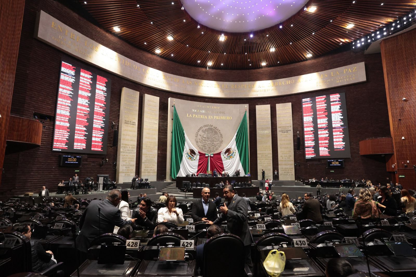 La Cámara de Diputados turnó a comisiones dos iniciativas estatales sobre armas y desarrollo forestal, además de un informe del SAT sin entregas de bienes en octubre.