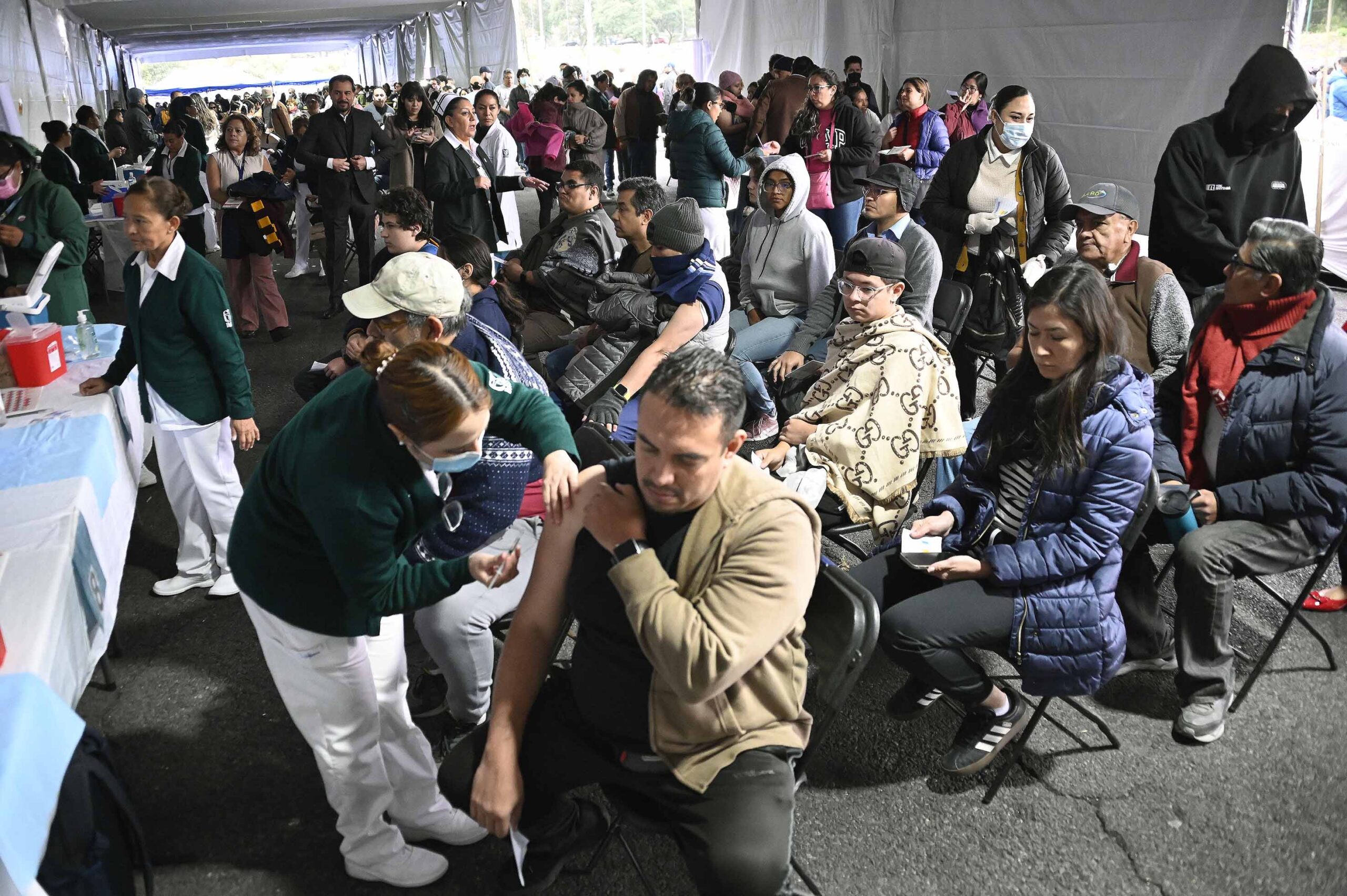 El megacentro de vacunación de la UNAM estará ubicado en el Estadio Olímpico Universitario, específicamente en el Estacionamiento 3, acceso G, dentro de Ciudad Universitaria, al sur de la Ciudad de México de las 09:00 a las 14:00 horas.