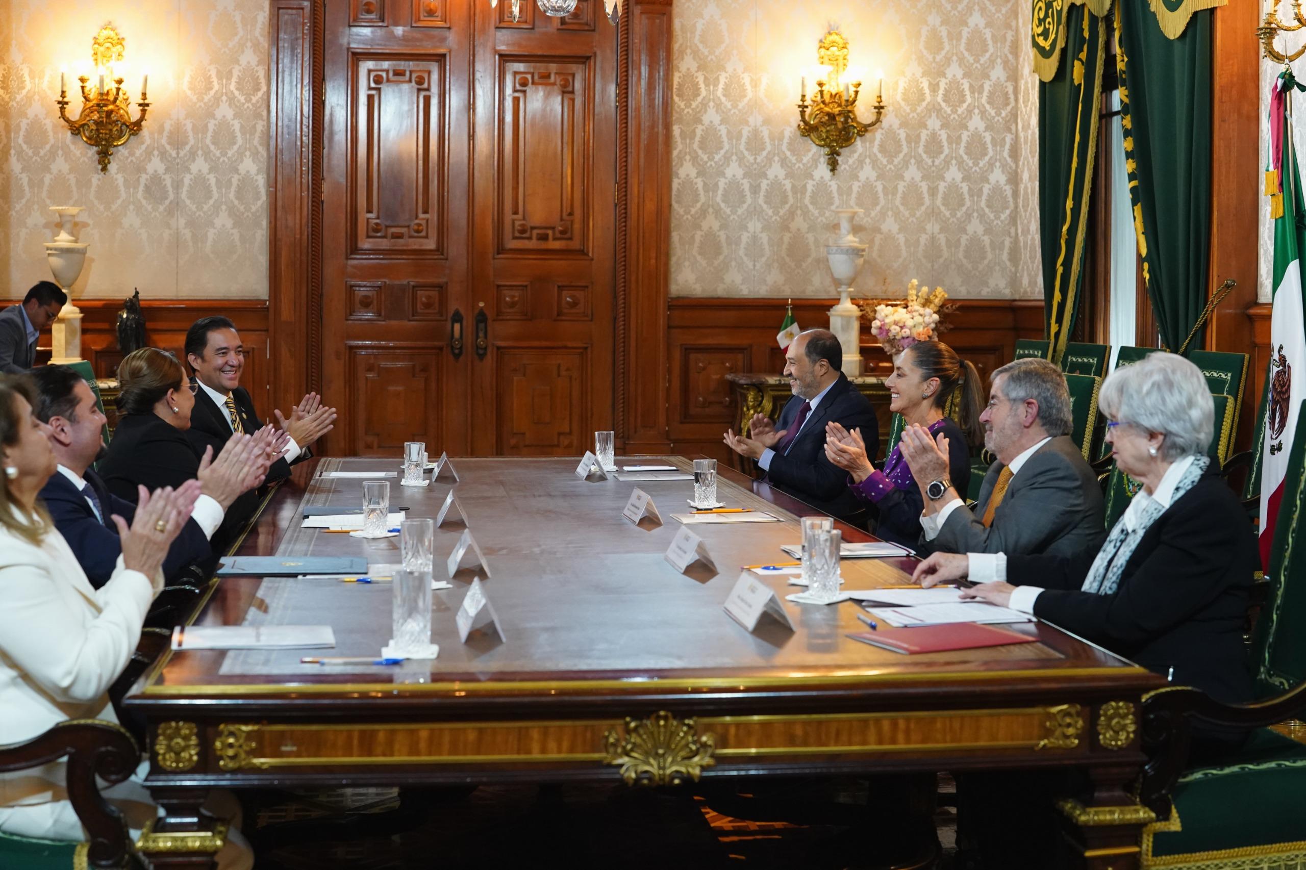 Sheinbaum y Castro sostienen encuentro en Palacio Nacional y ratifican continuidad de la cooperación bilateral.