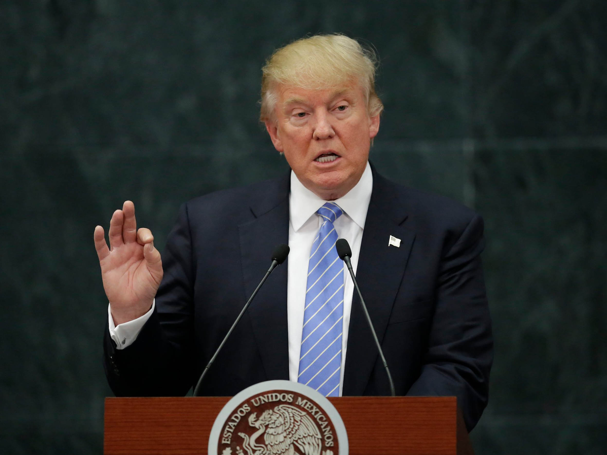 El Congreso aprobó por amplia mayoría la publicación de documentos que mencionan al presidente, mientras él niega cualquier vínculo con el pederasta.