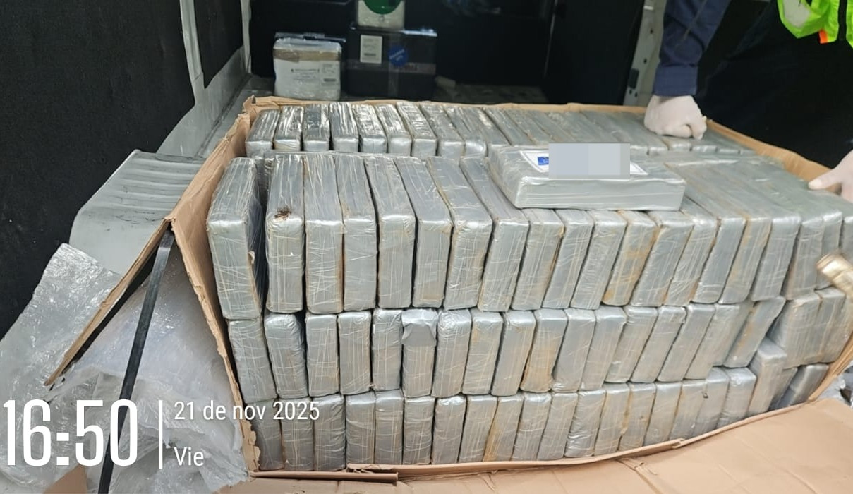 Semar y FGR detienen a ocho personas en dos operativos y aseguran 270 kilos de cocaína.