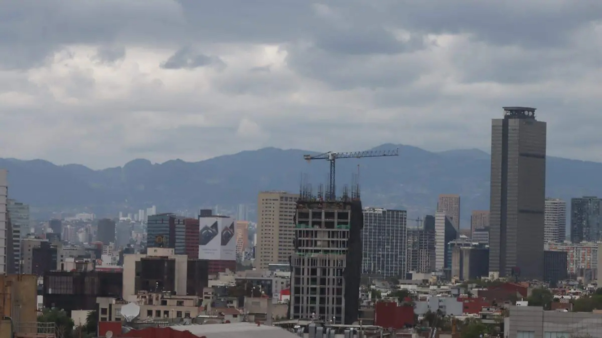 El frente frío núm. 14 y un nuevo sistema polar provocarán descenso de temperatura, lluvias fuertes en Baja California y Sonora, además de caída de nieve o aguanieve en zonas serranas. Chiapas también registrará precipitaciones intensas.