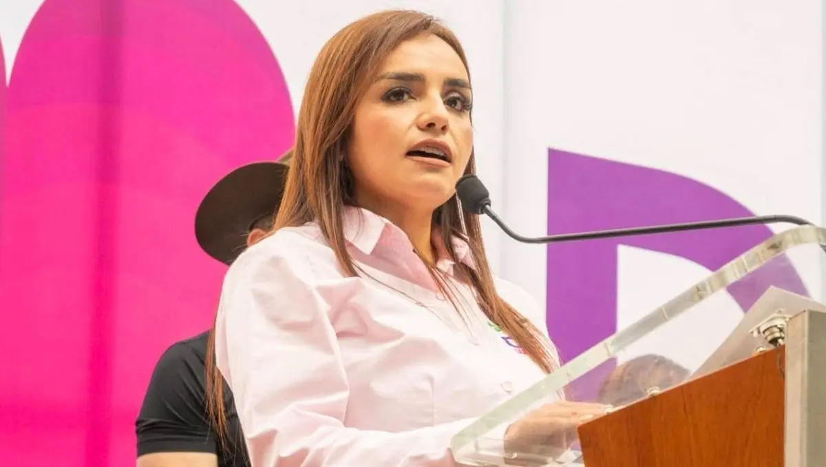 El arribo de Quiroz se dio poco antes de las 14:00 horas, a bordo de una camioneta Kia gris, escoltada por al menos 14 elementos de la Guardia Nacional.