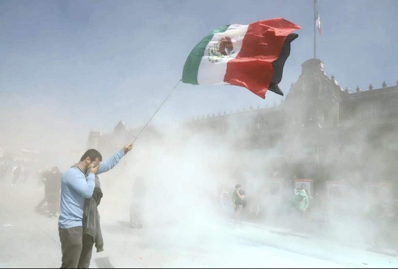 De acuerdo con el mando, 60 policías y 20 civiles fueron atendidos en el lugar, mientras que 40 agentes tuvieron que ser trasladados a un hospital por cortaduras y otras lesiones.