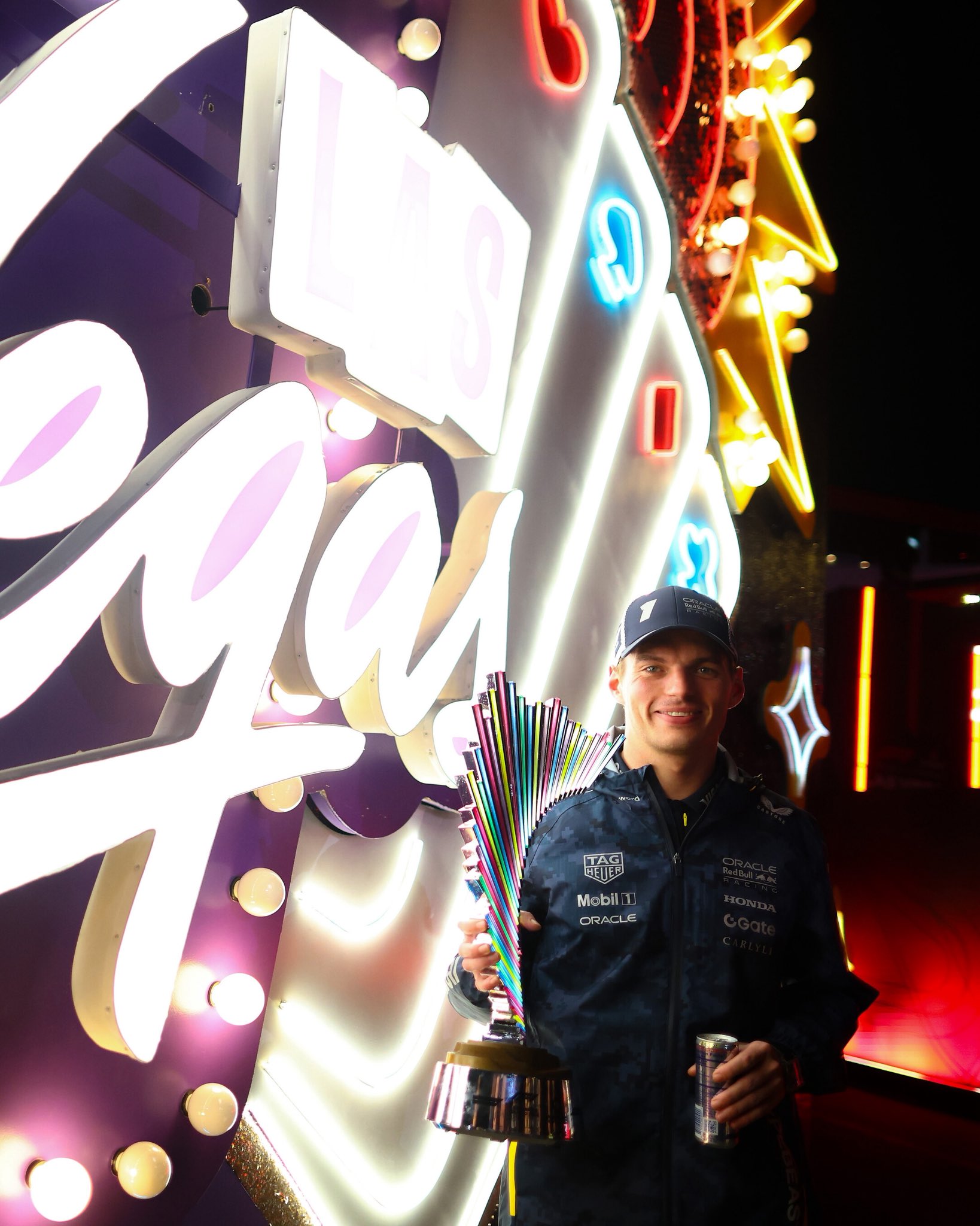 Max Verstappen se llevó la victoria con autoridad en el circuito urbano del Strip de Nevada.