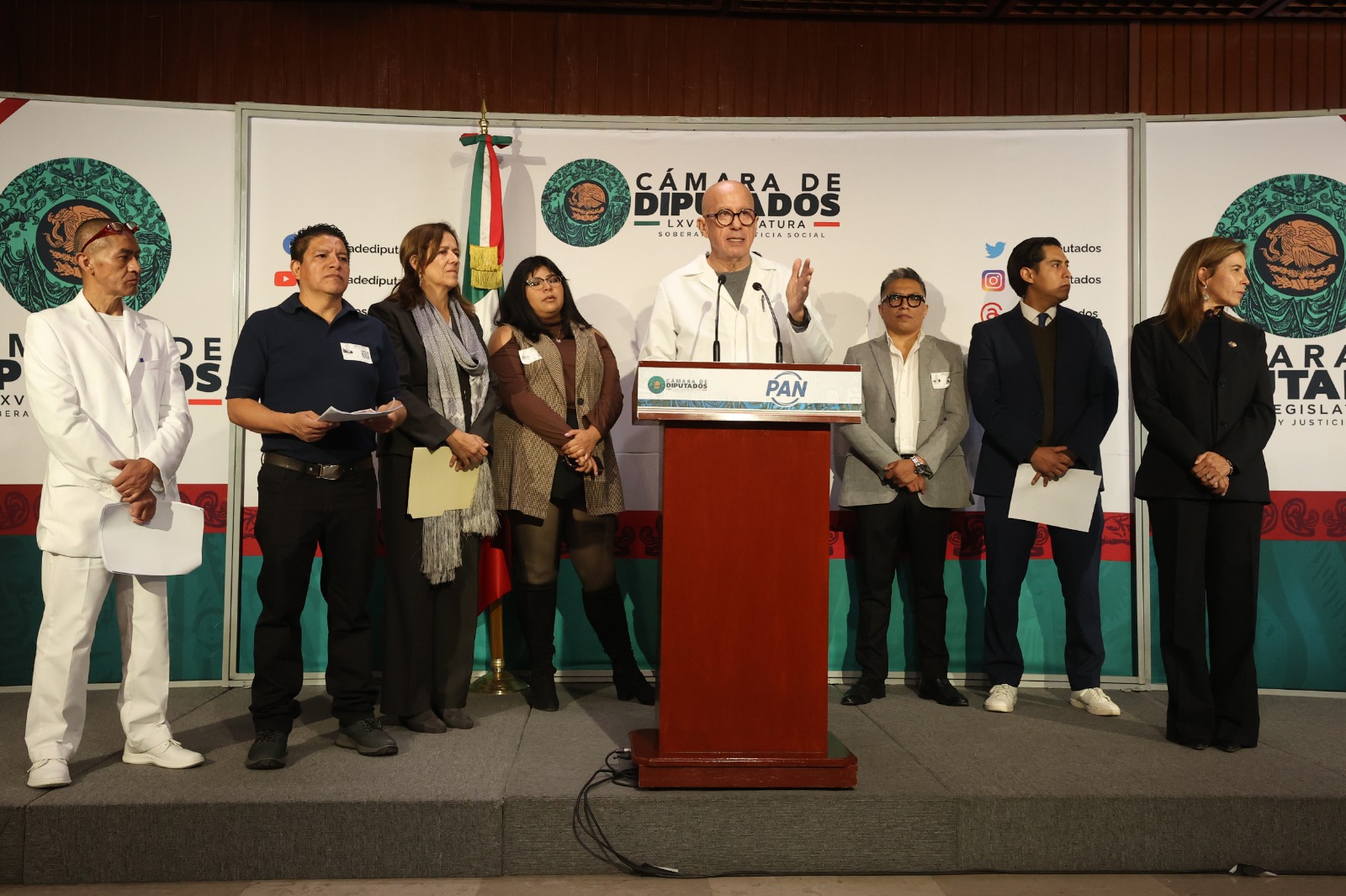 Ramírez Barba indicó que, mientras en 2024 se destinaron a los institutos nacionales de salud 39 mil millones de pesos, para 2025 el presupuesto disminuyó a 30 mil millones de pesos.