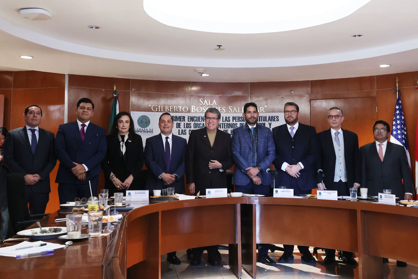 Inaugura el Primer Encuentro de titulares de los Órganos Internos de Control y las Contralorías de los Organismos Constitucionales Autónomos.