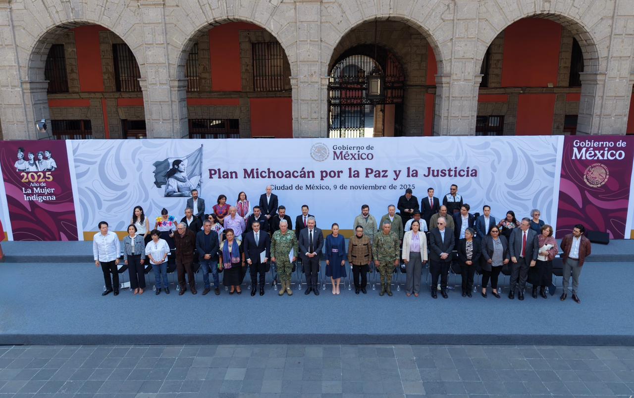 La mandataria estuvo acompañada por su gabinete legal y ampliado, así como por el gobernador Alfredo Ramírez Bedolla.