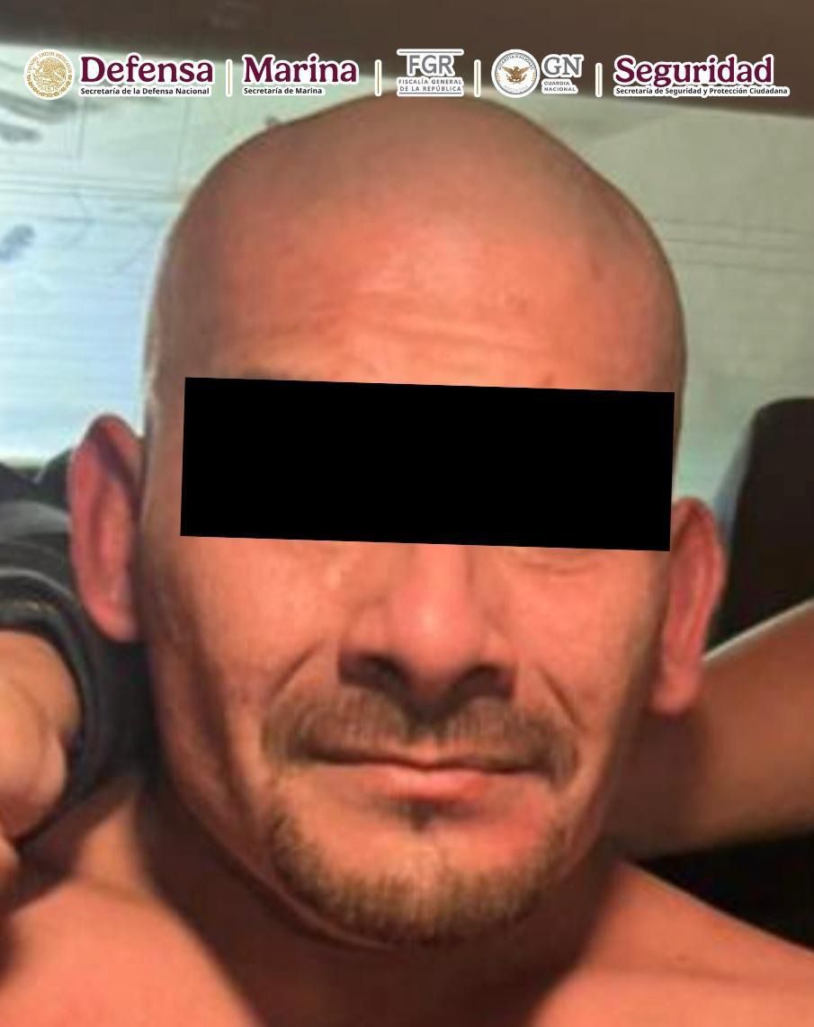 Autoridades federales y estatales detuvieron a Jaciel Antonio “N”, señalado por captar a personas de centros de rehabilitación para integrarlas a células delictivas relacionadas con el crimen del edil.