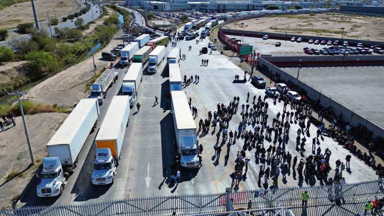 Tras varias horas de diálogo encabezado por César Yañez, subsecretario de Gobernación, los inconformes confirmaron que mantendrán los cierres en distintos puntos del país.