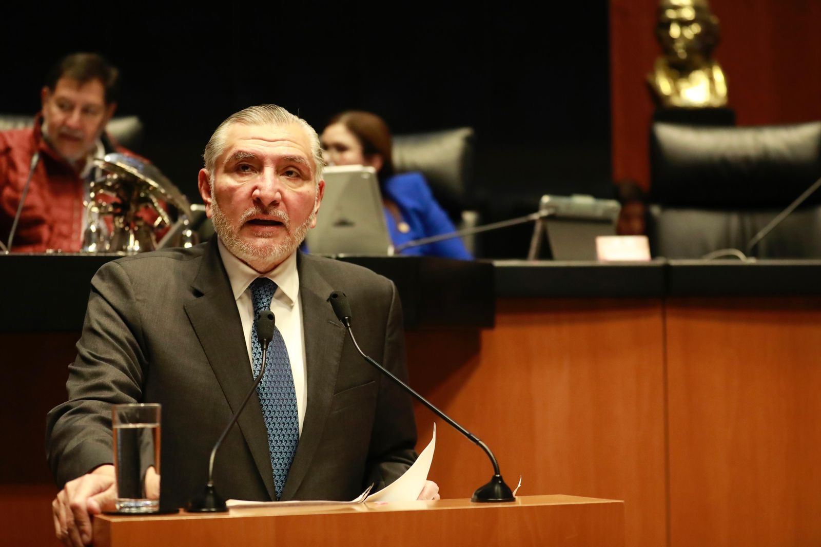 El Senado emitió un “extrañamiento” a la empresa tecnológica por permitir anuncios fraudulentos que, mediante inteligencia artificial.