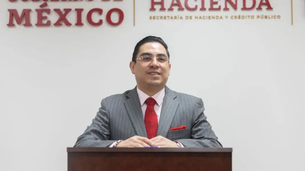 La presidenta Claudia Sheinbaum aseguró que la salida de Alex Tonatiuh Márquez Hernández fue determinada por el titular de Aduanas, sin relación con investigaciones de huachicol fiscal.