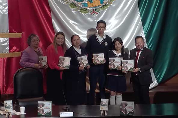 La diputada Abigail Arredondo Ramos (PRI) afirmó que Emiliano Zapata sigue siendo un pilar en la búsqueda de justicia social en México, al recordar que su lucha permitió consolidar el artículo 27 constitucional y reivindicar la propiedad originaria de la nación, el ejido y el reparto agrario. Durante la presentación del audiolibro “Emiliano Zapata. El Caudillo de la Revolución Mexicana”, la legisladora advirtió que, con la recién aprobada Ley de Aguas, no puede separarse la relación tierra-agua, pues la tierra productiva —dijo— carece de valor sin acceso al recurso hídrico. Señaló que en diversos foros han advertido intentos por debilitar la figura del ejido, esencial para la toma de decisiones en el campo. Arredondo Ramos reafirmó su compromiso con los sectores más vulnerables y destacó que el zapatismo trasciende consignas políticas. “La memoria de Zapata pertenece a México y debemos honrarla; que las nuevas generaciones conozcan a estos personajes tan importantes”, expresó al recordar la vigencia de los principios del Plan de Ayala. La diputada sostuvo que, mientras antes se luchaba por la tierra, hoy se pelea por los medios para hacerla productiva. Aseguró que las comunidades rurales demandan igualdad de oportunidades frente a un mercado competido, así como apoyos, financiamiento y acceso al agua ante un gobierno que calificó como indiferente. También exhortó a los jóvenes queretanos a mantener sus metas pese a cualquier obstáculo. En el acto, la prologuista Irma Concepción Mendoza agradeció el apoyo para difundir la obra, que será distribuida en escuelas del municipio de El Marqués. El autor, Angelucci Sánchez González, destacó que el audiolibro busca promover la lectura y la historia entre los jóvenes, además de incluir un código QR que enlaza a un canal de TikTok con la narración, para facilitar el acceso a personas ciegas. Sánchez González agradeció a Arredondo Ramos y a la regidora Guadalupe Cárdenas Molina por impulsar esta iniciativa cultural orientada a fortalecer la educación y el conocimiento histórico en el estado.