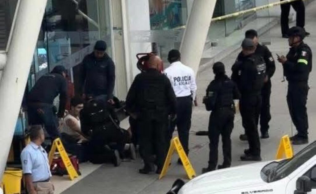 El ataque ocurrió en la plaza Arkana; autoridades contabilizaron más de 40 disparos.