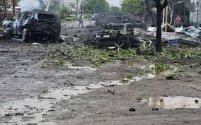 El ataque dejó al menos cinco personas sin vida; autoridades señalan al CJNG como responsable y ya identifican sospechosos.